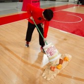 Cây lau nhà hình mì ly Cup Noodle "khuấy đảo" mạng xã hội